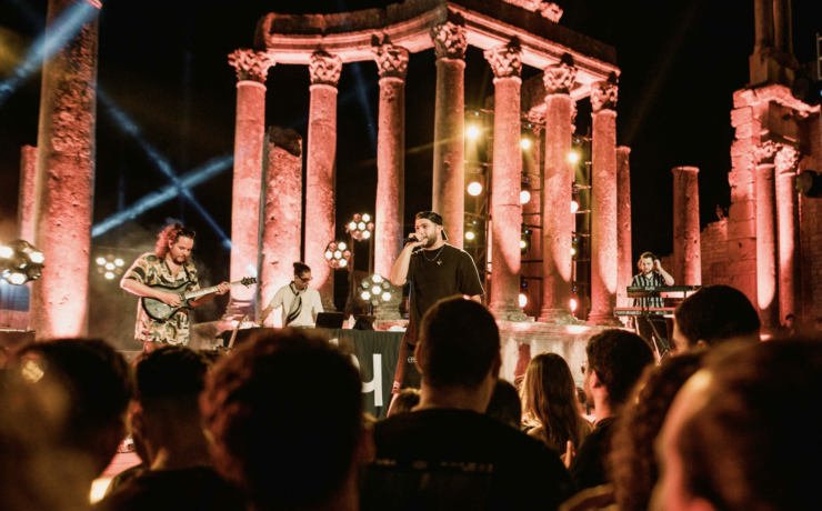 TIF au Festival International de Dougga, où le rappeur algérien a électrisé les ruines romaines avec ses mélodies envoûtantes et son énergie débordante.